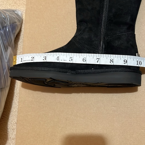 New in Box - UGG W Alber boot (US 7) - Picture 11 of 13